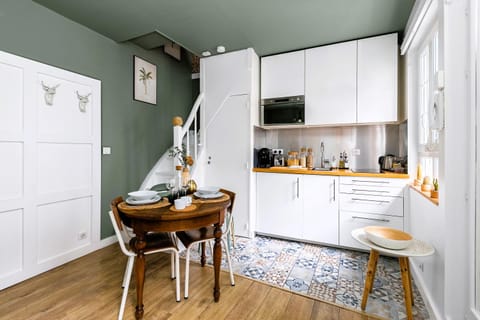 Kitchen or kitchenette, Dining area, minibar, stove