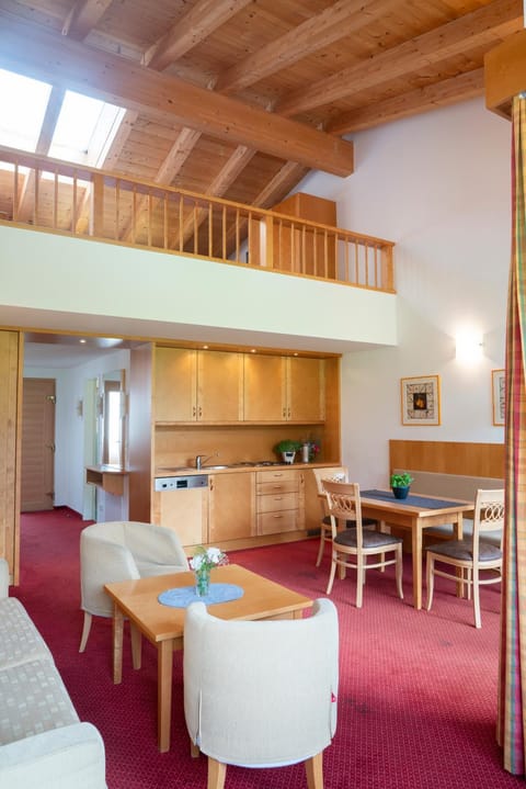 Kitchen or kitchenette, Seating area, Dining area
