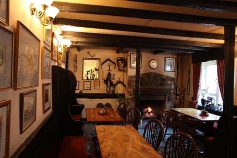 Restaurant/places to eat, Lounge or bar