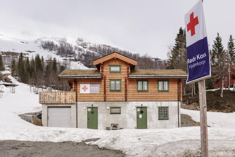 Facade/entrance, Skiing, Hiking, Mountain view