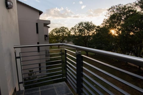Luxury 2 Bedroom Lifestyle Apartment in Golf Estate Copropriété in Roodepoort