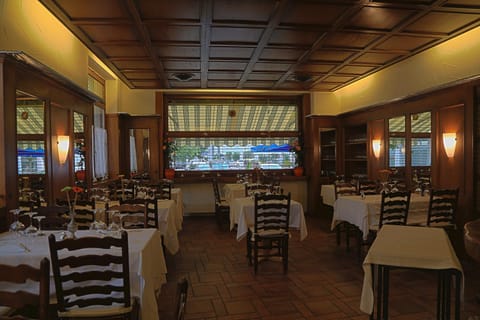 Restaurant/places to eat, Dining area
