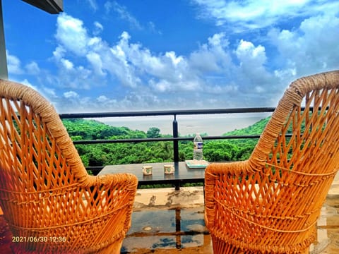 The Blue View - sea view villa's Chambre d’hôte in Maharashtra