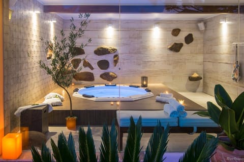 Hot Tub, Seating area