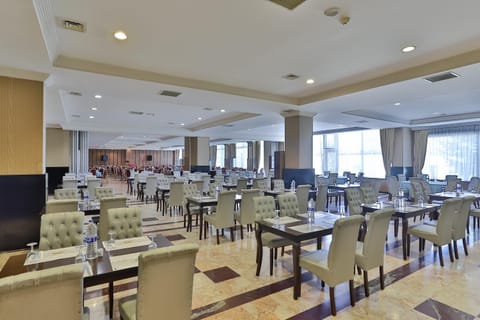 Restaurant/places to eat, Restaurant/places to eat, Banquet/Function facilities, Seating area