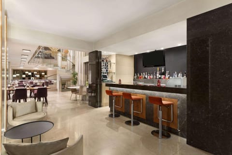 Lounge or bar, Food and drinks