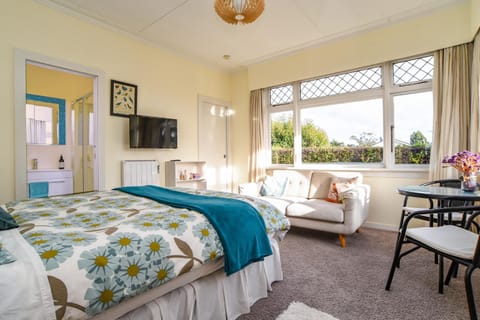 Sunny Mornington 2 Bedroom Guest Suite Alojamiento y desayuno in Dunedin