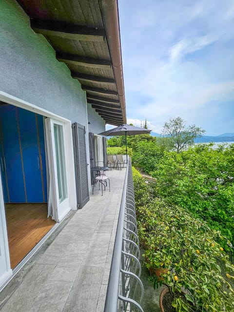 Balcony/Terrace, Lake view, Mountain view