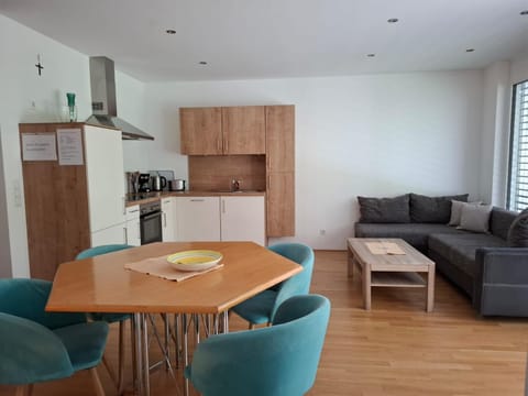 Kitchen or kitchenette, Living room, Seating area, Dining area