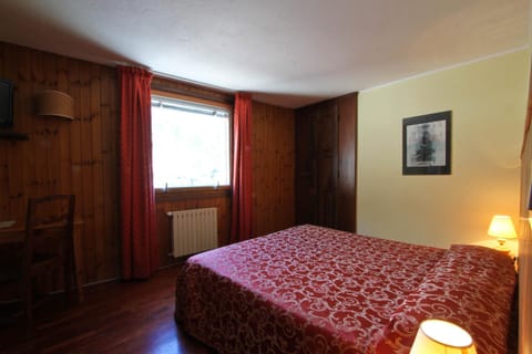 Photo of the whole room, Seating area