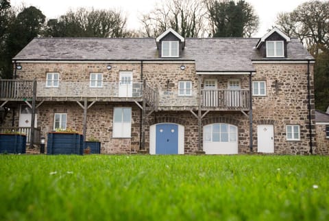 Property building, Facade/entrance, Day, Garden, View (from property/room), Decorative detail, Garden view, Area and facilities