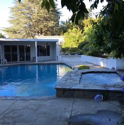 Prime Entire Large Pool Jacuzzi Vacation Home Maison in Tarzana