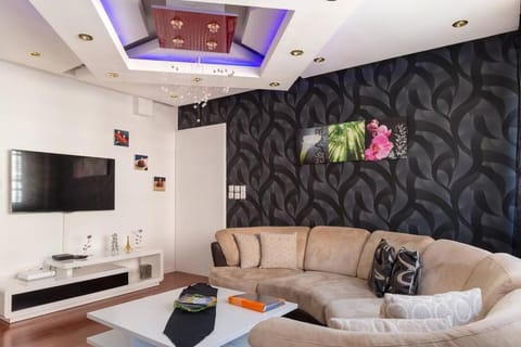 Communal lounge/ TV room, children, young children, older children, group of guests, Family