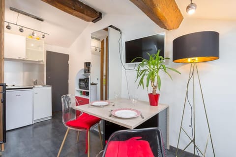 Facade/entrance, TV and multimedia, Lounge or bar, Seating area