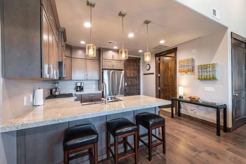 Blackstone Luxury 2br, Walk to Skiing at Cabriolet, Mountain View, Shared Pool and Hot tub, Gym Haus in Wasatch County