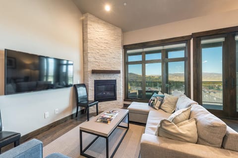 Blackstone Luxury 2br, Walk to Skiing at Cabriolet, Mountain View, Shared Pool and Hot tub, Gym Casa in Wasatch County