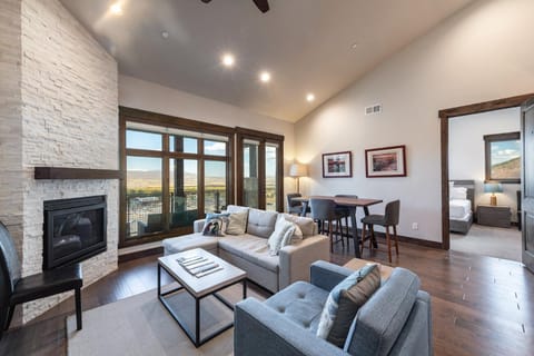 Blackstone Luxury 2br, Walk to Skiing at Cabriolet, Mountain View, Shared Pool and Hot tub, Gym Maison in Wasatch County