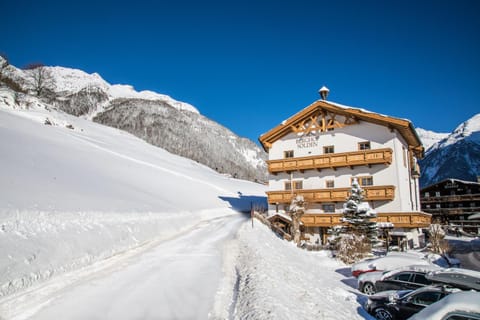 Facade/entrance, Day, Winter, Skiing, Other, On site, Mountain view, Area and facilities, Parking