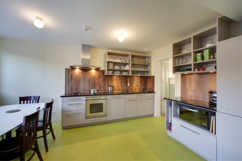 Kitchen or kitchenette, Food and drinks, Communal kitchen