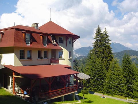 Property building, Garden, Balcony/Terrace, Mountain view