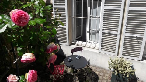 Le Petit Mansart Apartment in Versailles