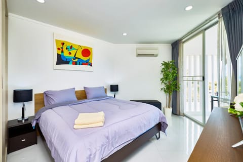 LUXURIOUS APARTMENT at VILLA NAVIN, 30's JOMTIEN BEACH Apartamento in Pattaya City