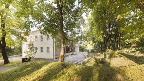 Property building, Facade/entrance, Day, Natural landscape, Garden, Garden view