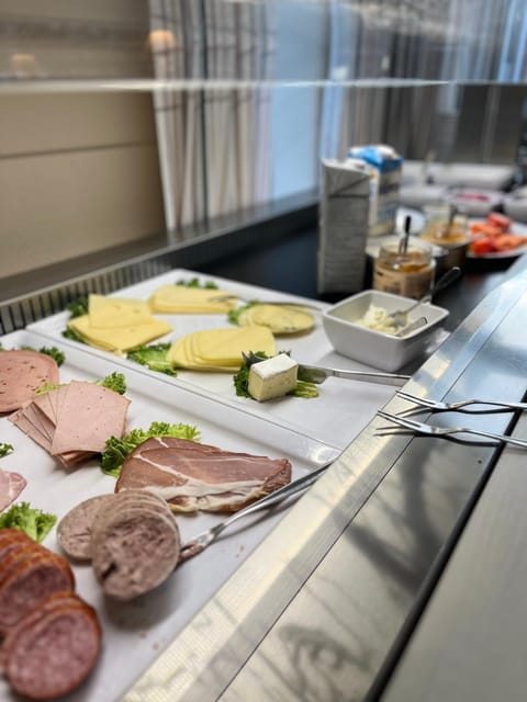 Restaurant/places to eat, Breakfast, Buffet breakfast