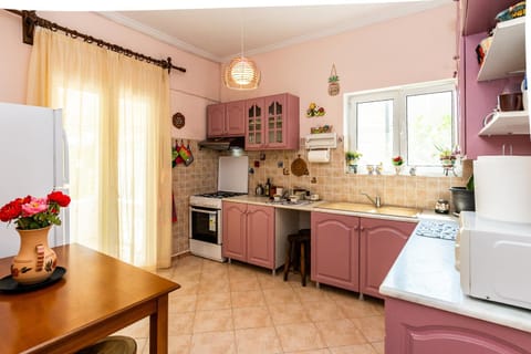 Kitchen or kitchenette, Dining area, minibar, pet friendly, stove, toaster