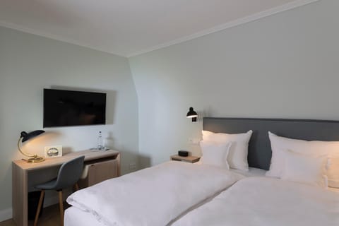 Bed, TV and multimedia, Bedroom