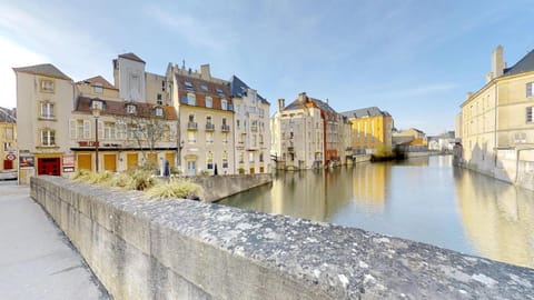 Romantique "comme à Venise" on the waterfront with parking Apartamento in Metz