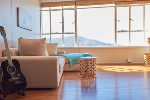 Breathtaking views, brand new renovated apartment Condo in Cape Town