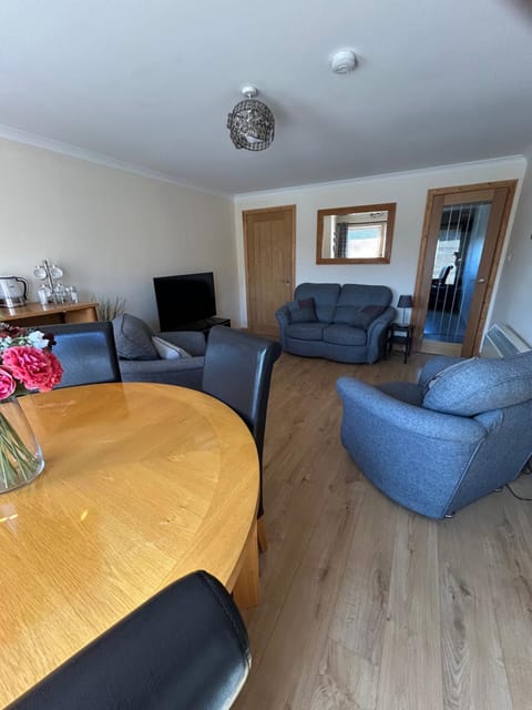 No 52 - Apartment with Lounge and Dining Area - No kitchen Bed and Breakfast in Ullapool