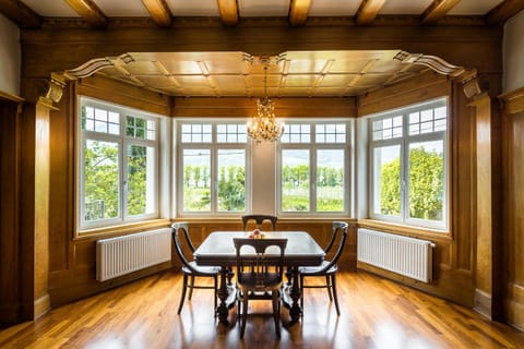 Photo of the whole room, Decorative detail, Dining area