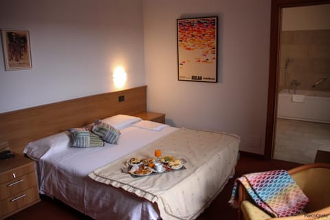 Bed, Food and drinks, Photo of the whole room, Bedroom, Food