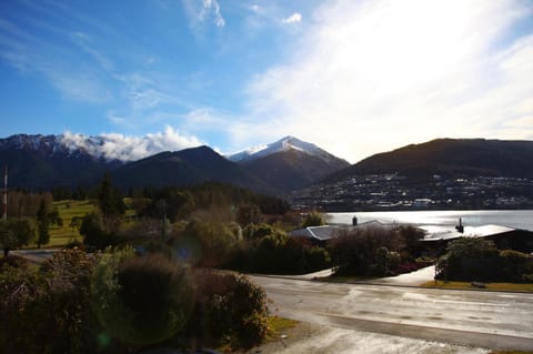 Sunny Lakeside Haven Maison in Queenstown