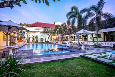 BBQ facilities, Pool view