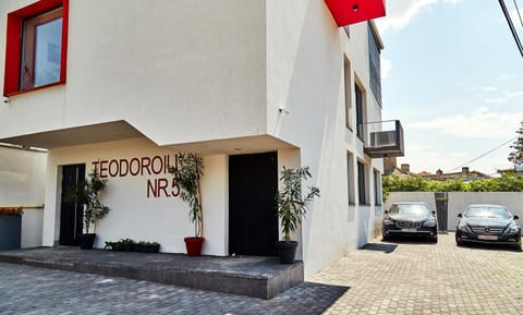 Property building, Day, Street view, Parking