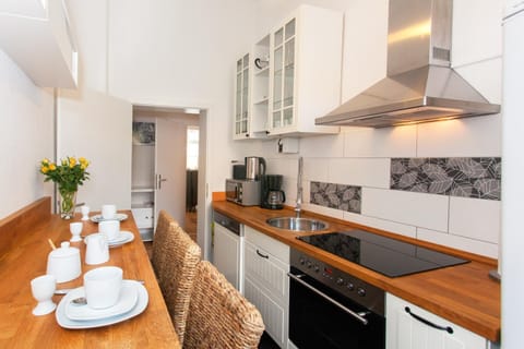 Coffee/tea facilities, Kitchen or kitchenette, Dining area, Communal kitchen