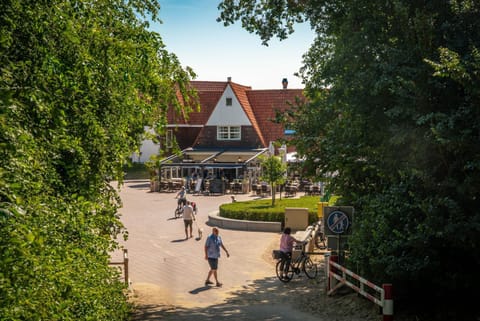 Facade/entrance, Day, People, Balcony/Terrace, Street view, Location, group of guests