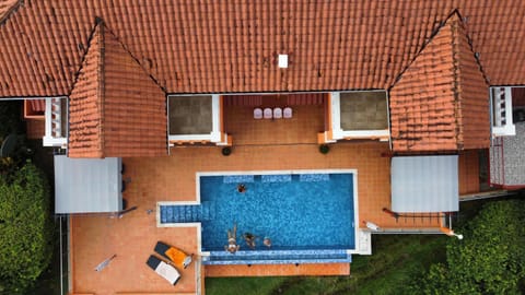 Property building, Day, Pool view, Swimming pool, sunbed