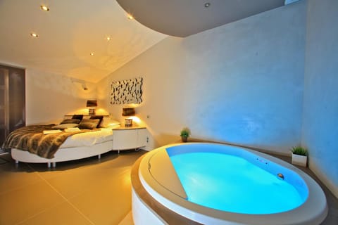 Hot Tub, Bedroom