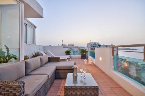 Magnificent Seafront 2-bedroom Sliema penthouse Condominio in Sliema