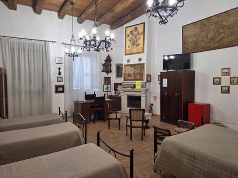 Bed, TV and multimedia, Photo of the whole room, Seating area, Bedroom