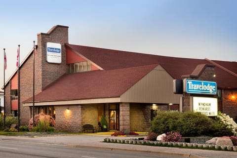 Travelodge by Wyndham North Bay Lakeshore Motel in North Bay