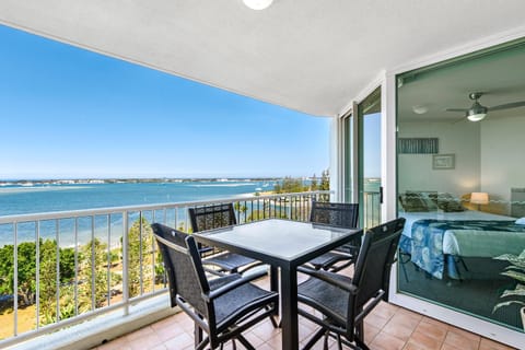 Crystal Bay On The Broadwater Apartment hotel in Main Beach