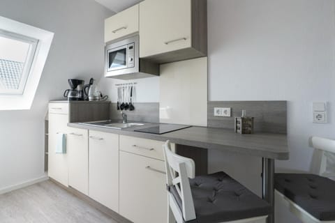 Coffee/tea facilities, Kitchen or kitchenette, Dining area