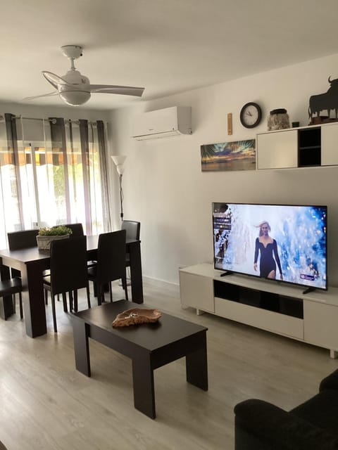 TV and multimedia, Seating area, fireplace, air conditioner