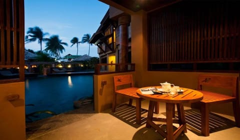 Patio, Night, Food and drinks, Seating area, Dining area, Pool view, Swimming pool