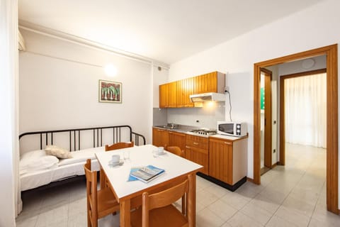 Kitchen or kitchenette, Photo of the whole room, Dining area